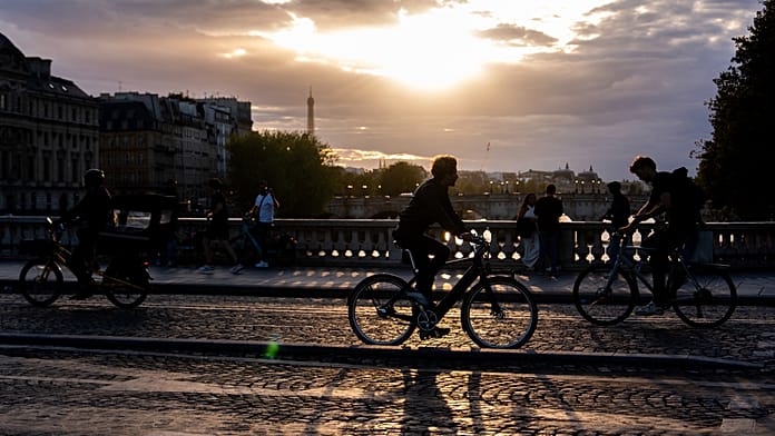 Paris’te turistler kenti keşfetmek için bisikleti tercih etti