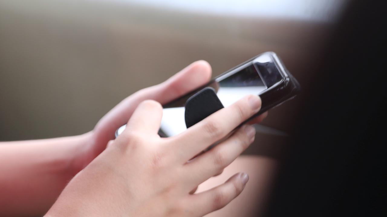 Fransa'da liselerde cep telefonu yeni eğitim yılından itibaren yasaklandı
