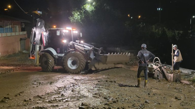 Erzincan'da sağanak su baskınlarına neden oldu