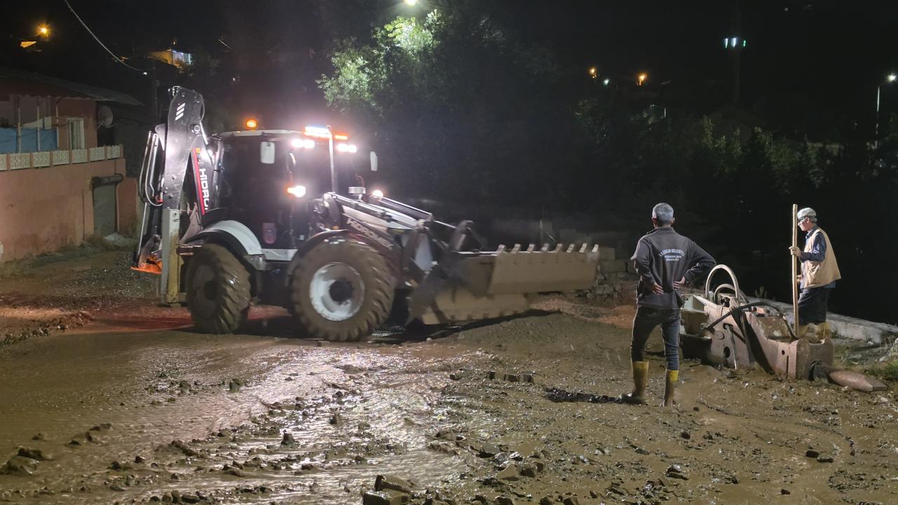 Erzincan'da sağanak su baskınlarına neden oldu