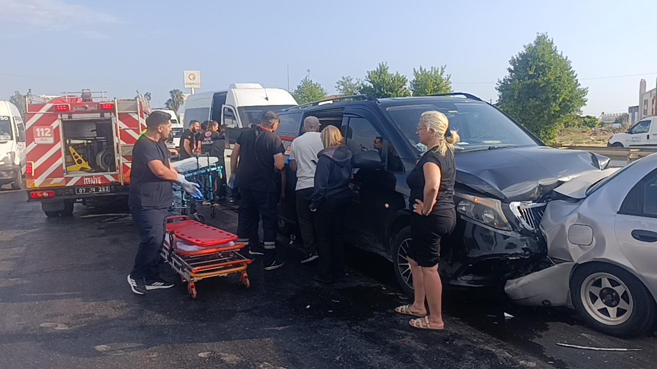 Antalya'da 6 araç birbirine girdi: 17 yaralı
