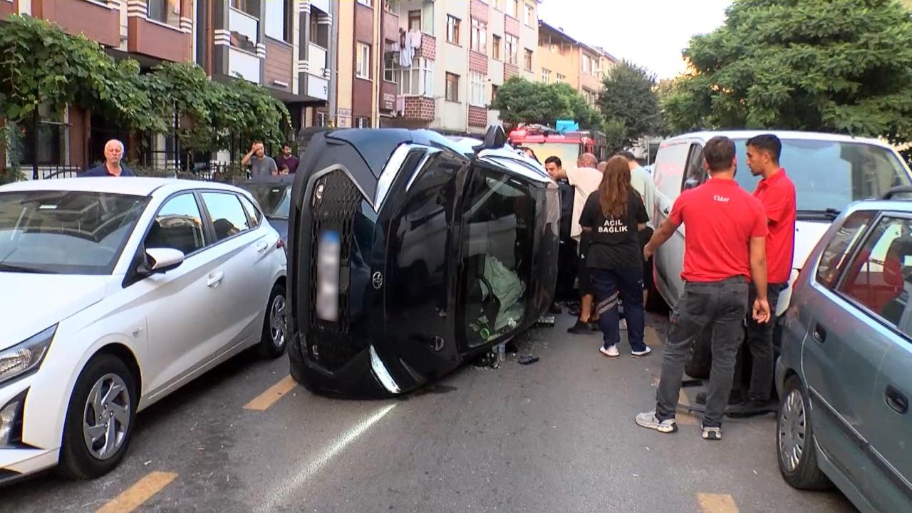 Ümraniye'de park halindeki araçlara çarpan otomobil devrildi