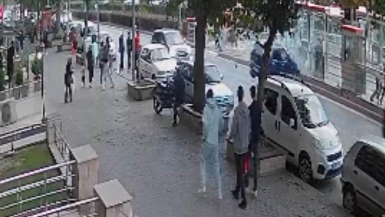 Otomobil tramvay durağına girdi: O anlar kamerada