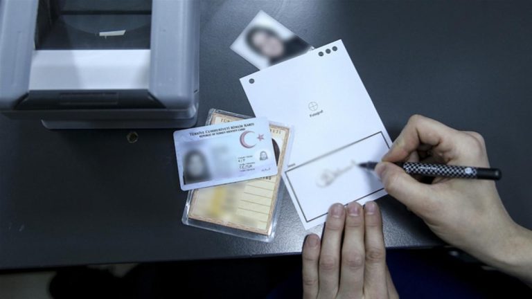 Usulsüz yollarla Türk vatandaşlığı kazandıran şebekeye operasyon: 72 gözaltı