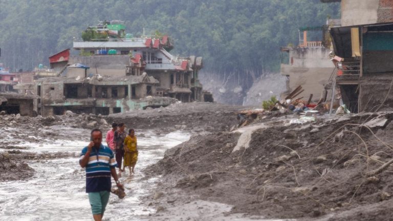 BM: Nepal'deki seller en az 2,2 milyon ton enkaz bıraktı