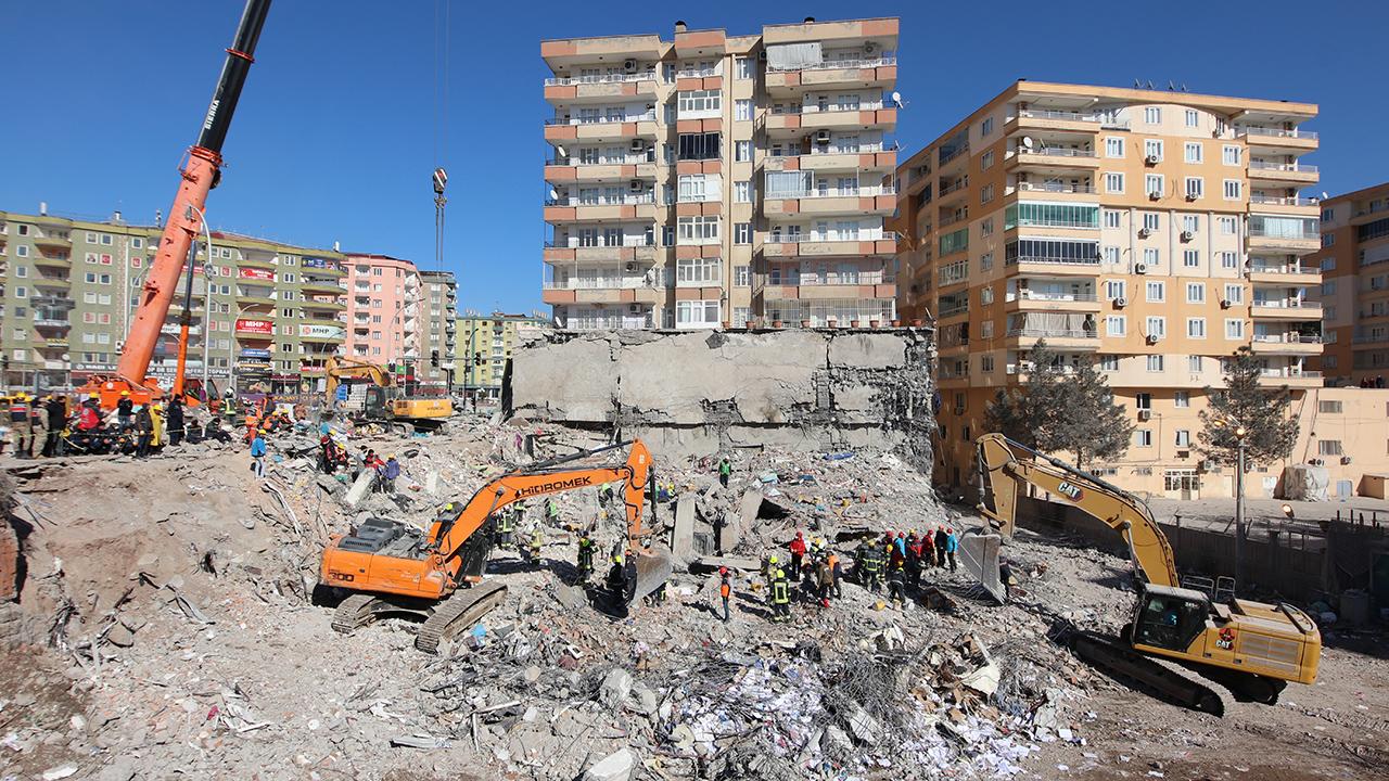 Diyarbakır'da 77 kişiye mezar olan binada kolon kesilmiş
