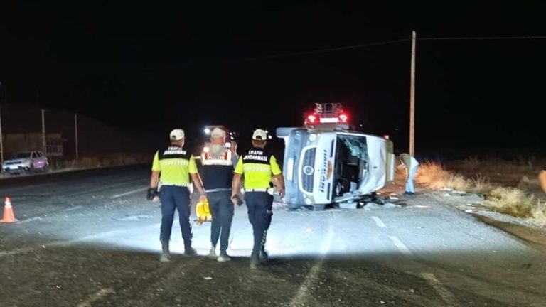 Van'da minibüsle kamyonun çarpıştığı kazada 13 kişi yaralandı