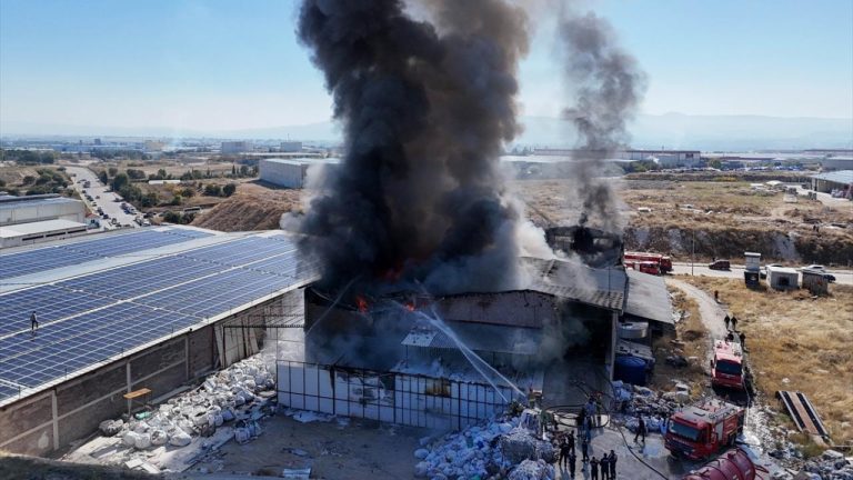 Uşak'ta fabrika yangını: Gökyüzü siyaha büründü