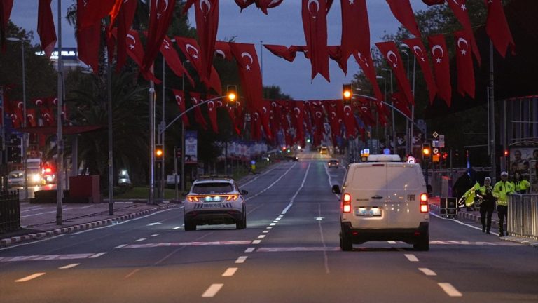 İstanbul'da bazı cadde ve yollar trafiğe kapatıldı