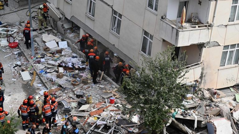 Maltepe'de çöken binaya ilişkin 2 kişi gözaltına alındı