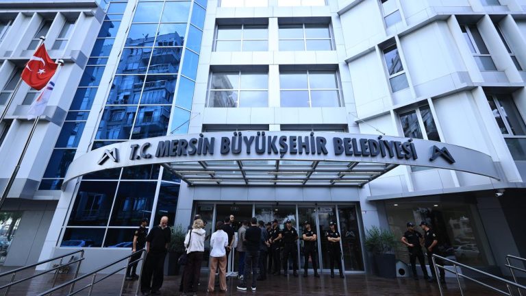 Mersin'de 3 belediyeye yolsuzluk operasyonu: 59 gözaltı