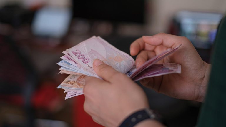 Samp;P Global Ratings: Türkiye'de hanehalkının liraya güveni dirençli kalmaya devam ediyor