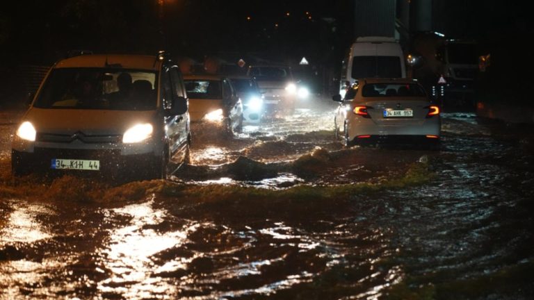 İstanbul'da sağanak: Yollar göle döndü, trafik durma noktasına geldi