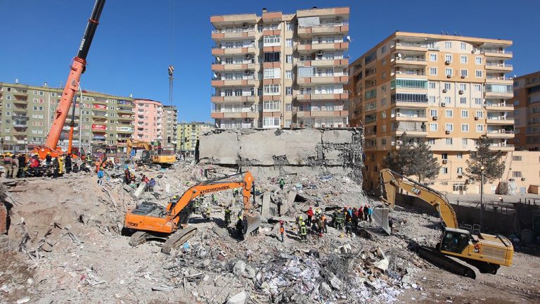 77 kişiye mezar olan binayla ilgili 3 belediye çalışanına dava