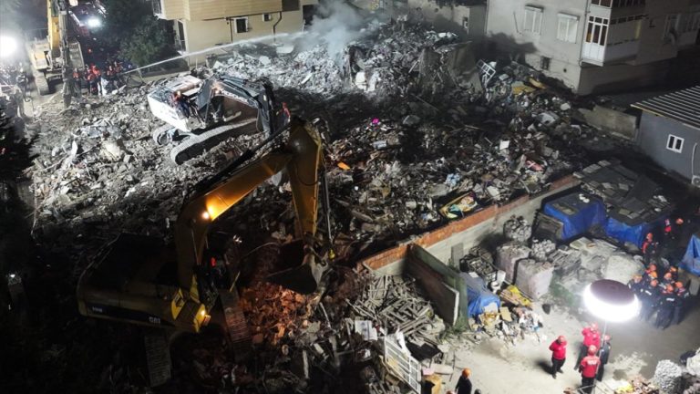 İstanbul'da 7 katlı bina kısmen çöktü: 1 kişi aranıyor